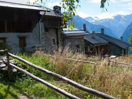 una staccionata di legno foto