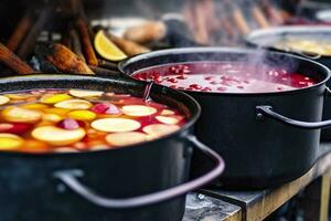 ai generato bevande frutta e frutti di bosco caldo vin brulé vino nel pentole con vapore nel strada cibo mercato. generativo ai foto