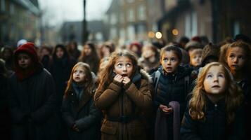 ai generato folla di bambini nel strada impaurito nel shock con un' sorpresa viso, impaurito e eccitato con paura espressione. foto