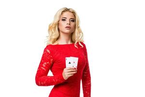 caucasico giovane donna con lungo leggero bionda capelli nel sera attrezzatura Tenere giocando carte. isolato. poker foto