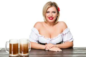 bellissimo giovane biondo ragazza di oktoberfest birra stein foto