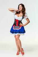 bellissimo giovane brunetta ragazza di oktoberfest stein foto