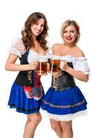 Due bellissimo biondo e brunetta ragazze di oktoberfest birra stein foto