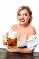 bellissimo giovane biondo ragazza di oktoberfest birra stein foto