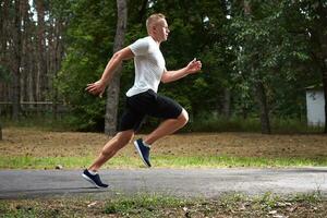 giovane atleta in esecuzione nel il foresta foto