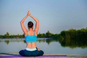 ragazza fare yoga esercizio foto