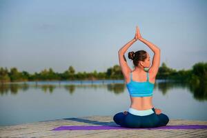 ragazza fare yoga esercizio foto