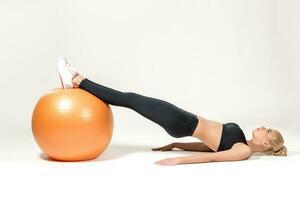 giovane donna formazione con fitball foto