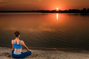 yoga a tramonto su il spiaggia. foto