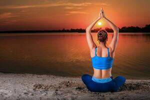 yoga a tramonto su il spiaggia. foto