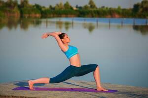 ragazza fare yoga esercizio foto