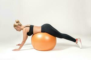 giovane donna formazione con fitball foto