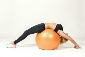 giovane donna formazione con fitball foto