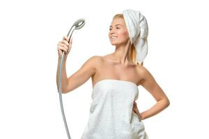 donna nel asciugamano cantando utilizzando doccia testa foto