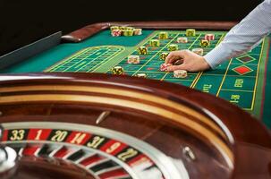 roulette e emorroidi di gioco d'azzardo patatine fritte su un' verde tavolo. foto