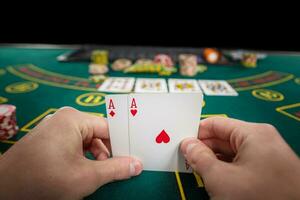 maschio poker giocatore Tenere il di Due carte assi foto