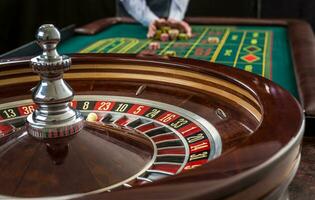 roulette e emorroidi di gioco d'azzardo patatine fritte su un' verde tavolo. foto