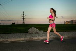 in esecuzione donna. corridore jogging nel soleggiato natura. foto