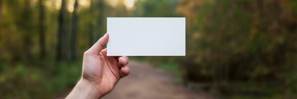 ai generato femmina mano Tenere vuoto carta per costume Messaggio presentazione foto