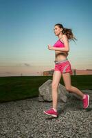 in esecuzione donna. corridore jogging nel soleggiato natura. foto