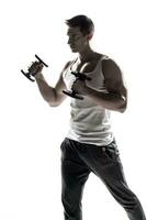 muscolare uomo fare esercizi con manubri isolato su bianca sfondo foto