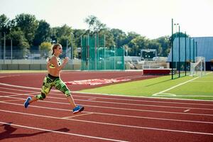 bellissimo giovane donna esercizio jogging e in esecuzione su atletico traccia su stadio. foto