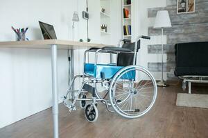 sedia a rotelle per malato paziente con mobilità handicap nel vuoto camera. no paziente nel il camera nel il privato assistenza infermieristica casa. terapia mobilità supporto anziano e Disabilitato a piedi invalidità menomazione recupero paralisi non valido reinserimento foto