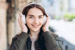 ragazza che si rilassa e ascolta musica con le sue cuffie foto