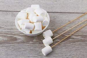 ciotola con marshmallows foto