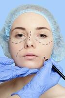 bellissimo giovane donna perforazione Linee plastica chirurgia operazione foto