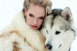 giovane donna con lupo cane nel neve foto