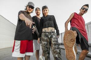 gruppo di rapper in posa su il metallo tetti foto