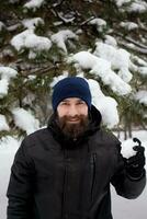 barbuto tipo giocando palle di neve foto