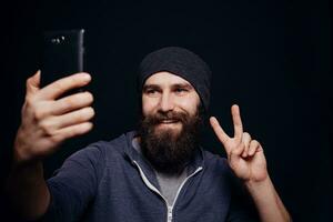 bellissimo giovane uomo con un' barba fa se stesso foto