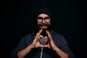 bello maschio grande barba nel bicchieri e cappello foto