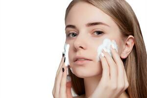 bellissimo donna pulizia viso con schiuma trattamento leggero sfondo foto