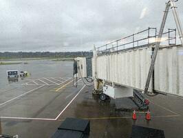 portland, Stati Uniti d'America - 12.10.2023 interno portland aeroporto. Visualizza a partire dal il finestra di aerei e viaggiatori imbarco. foto