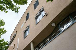 facciata di un edificio con blu cielo foto