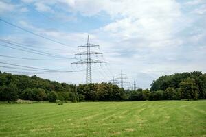 linee elettriche nel il paesaggio foto