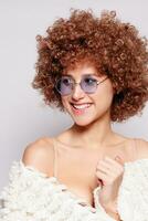 ritratto di sorridente giovane donna con afro acconciatura foto