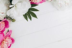 rosa e bianca peonie su un' bianca di legno sfondo, copia spazio, piatto posizione, saluto carta. San Valentino regalo. San Valentino sfondo foto