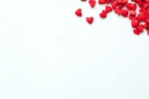 San Valentino giorno, colorato carta cuori su linea come un' regalo per San Valentino giorno.cuore è autunno amore. telaio, 3d amore piace cuore icone galleggiante su piccolo rosso presente regalo scatola con febbraio ,14 San Valentino giorno foto