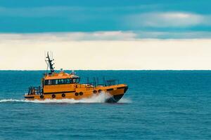 arancia pilota nave in movimento veloce nel baltico mare. Europa foto