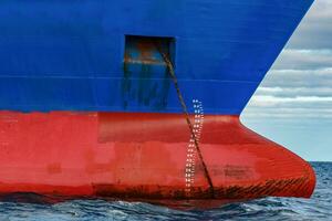 blu carico nave ormeggiato nel ancora baltico mare acqua foto