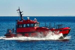 rosso pilota nave in movimento a partire dal il baltico mare foto