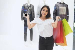 le donne asiatiche e la bella ragazza tengono in mano le borse della spesa sorridendo mentre fanno la spesa al supermercato foto