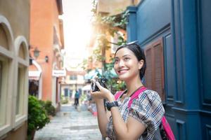 gli zaini delle donne asiatiche che camminano insieme e felici stanno scattando foto e selfie, tempo di relax in vacanza concetto di viaggio