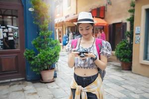 gli zaini delle donne asiatiche che camminano insieme e felici stanno scattando foto e selfie, tempo di relax in vacanza concetto di viaggio