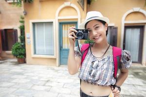 gli zaini delle donne asiatiche che camminano insieme e felici stanno scattando foto e selfie, tempo di relax in vacanza concetto di viaggio