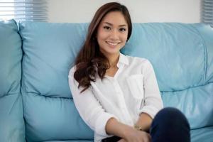 donne asiatiche sorridenti felici per il relax a casa